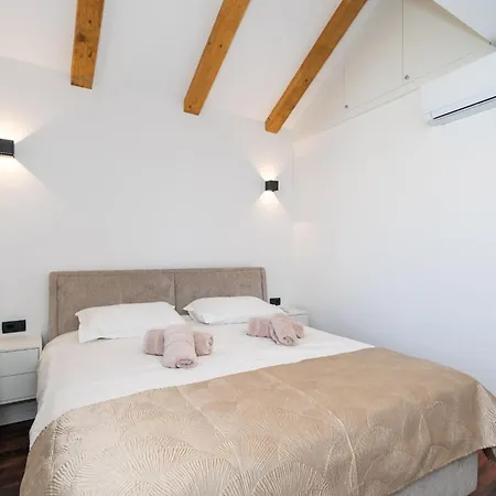 Sunset Apartment *