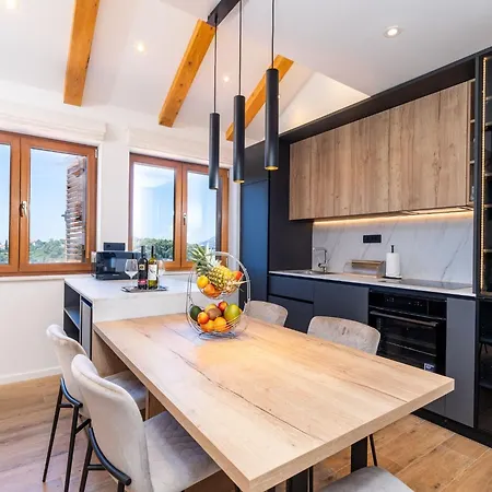 Sunset Apartment *